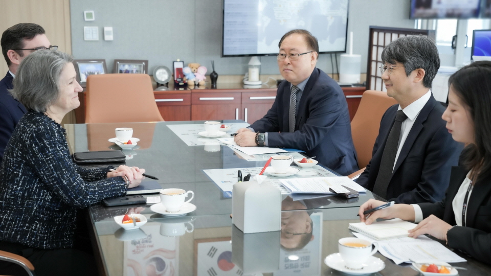미국 질병통제예방센터와 글로벌 보건 안보 협력 강화를 위해 논의하고 있는 임승관 청장